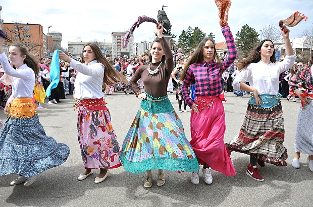 Бијељина: Лазарице играле за срећу (ФОТО)